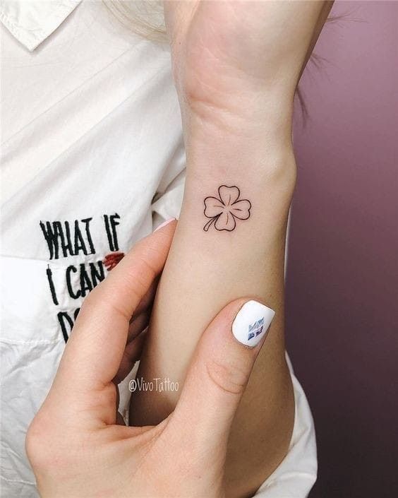 tattoo cỏ 4 lá ở cổ tay