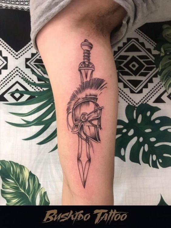 tattoo đơn giản ở chân cho khách