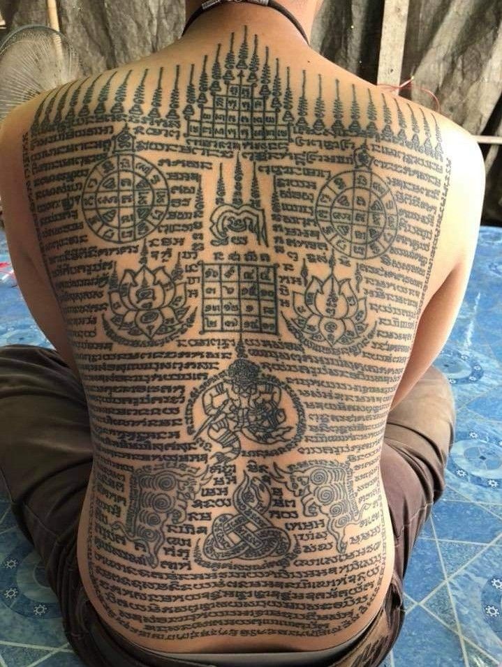 tattoo full lưng với kí tự chữ khmer