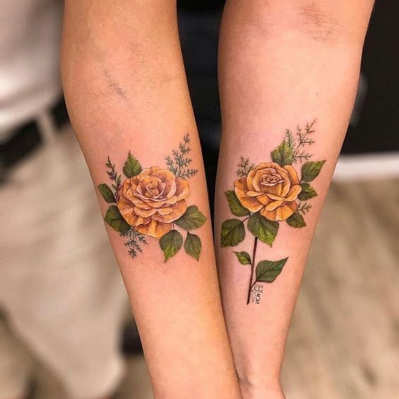 Tattoo hai hình hoa hồng vàng ở cánh tay