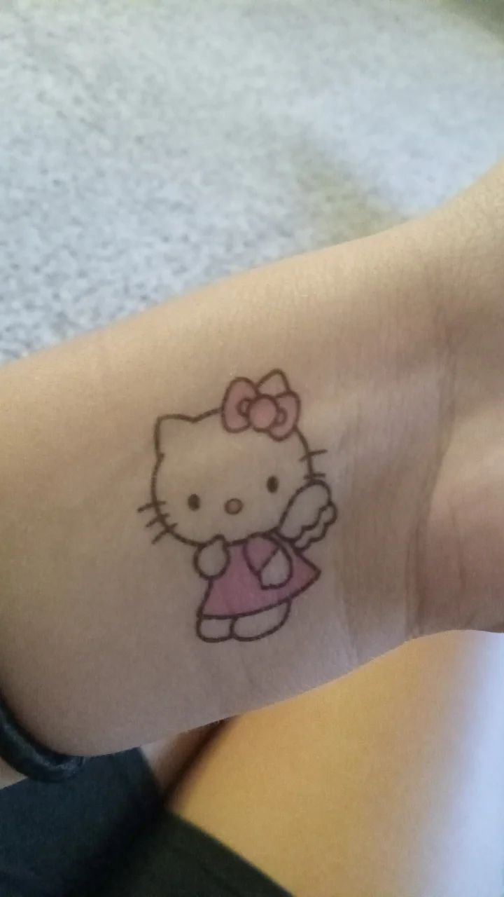 tattoo hello kitty mini ở cổ tay