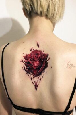 Tattoo hình hoa hồng đỏ sau lưng cho nữ