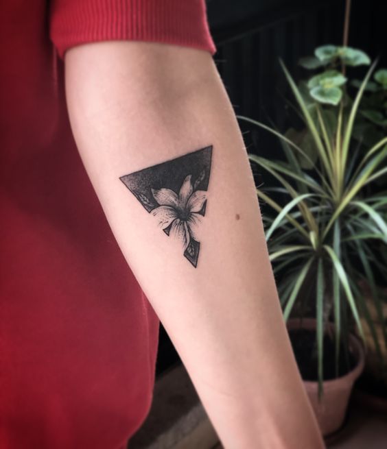 tattoo hình tam giác đơn giản