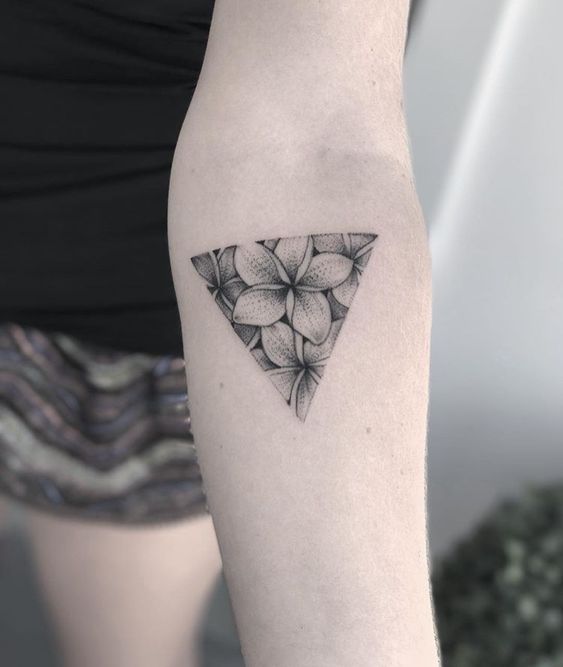 tattoo hình tam giác nhiều bông hoa