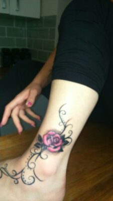 Tattoo hoa hồng cho nữ đơn giản ở chân