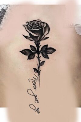 tattoo hoả hồng kèm cặp chữ mực thâm đậm nét