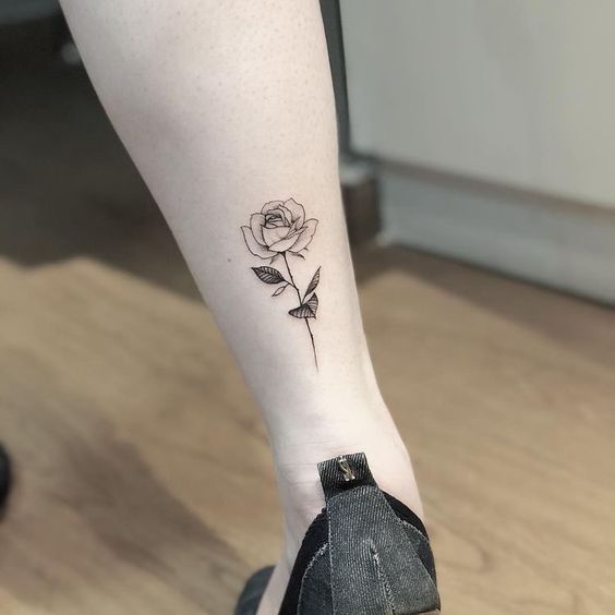 Tattoo hoa hồng mini ở chân cho nữ