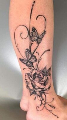 Tattoo hoa hồng nghệ thuật ở chân