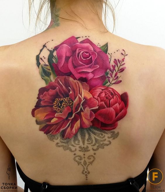 Tattoo hoa hồng nhiều màu sắc ở lưng