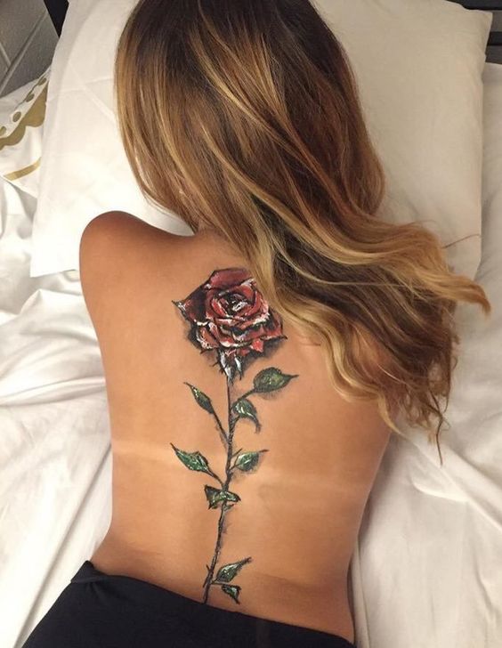 Tattoo hoa hồng phối màu đẹp sau lưng cho nữ