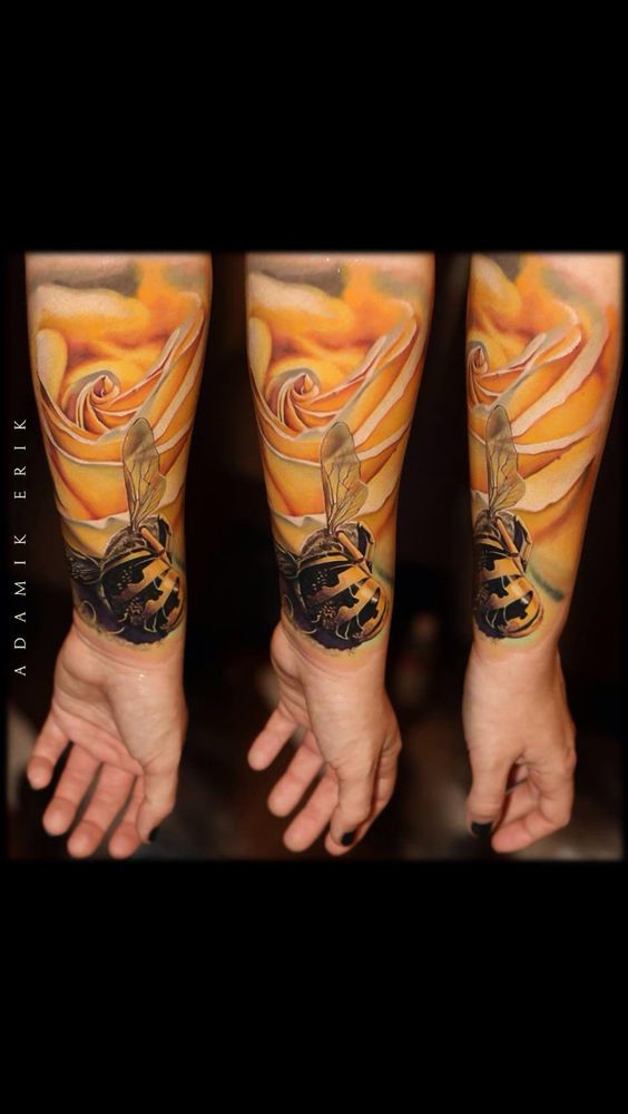 Tattoo hoa hồng vàng cá tính ở cánh tay