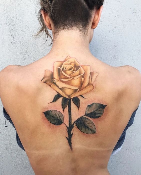 Tattoo hoa hồng vàng đẹp ở lưng