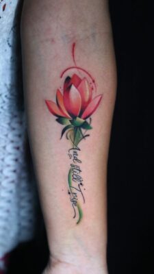 tattoo hoa kèm cặp chữ xinh đẹp