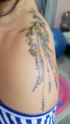 tattoo hoa lavender chi tiết ở vai