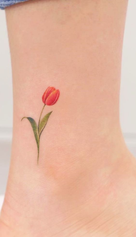 tattoo hoa tulip màu cam trên cổ chân