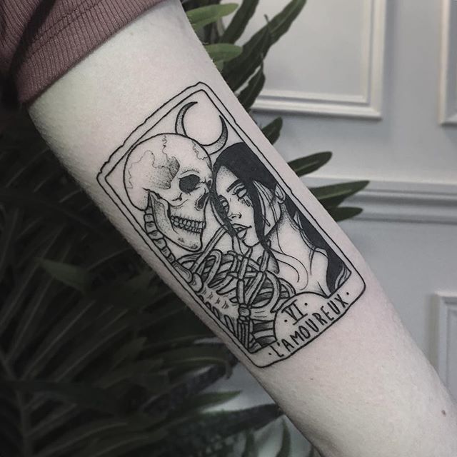 tattoo lá bài tarot cực chất ở bắp tay