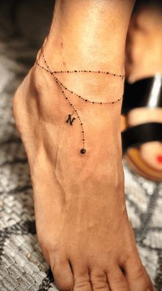 tattoo rung lắc chân kèm cặp chữ siêu đẹp