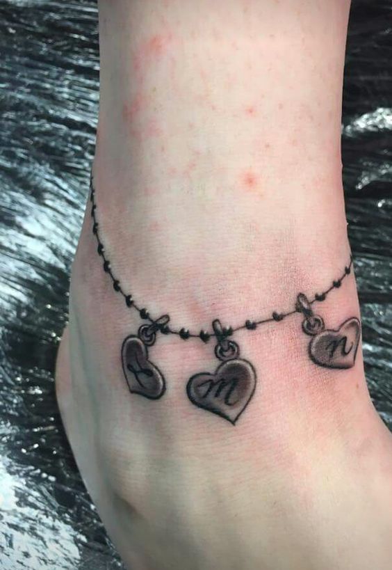 tattoo lắc chân thêm phụ kiện trái tim đẹp