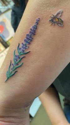 tattoo lavender kết hợp với đom đóm