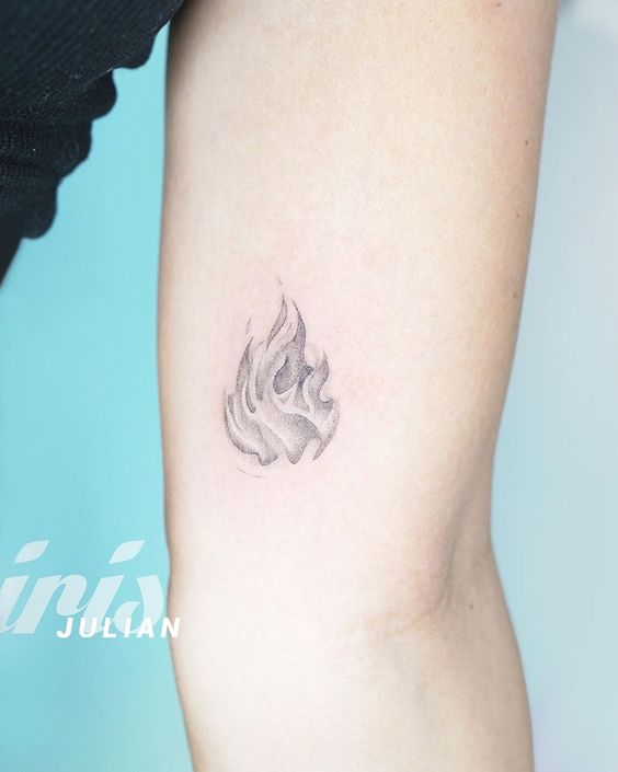 tattoo lửa với đường nét mềm mại