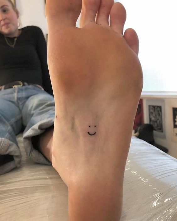 tattoo mặt cười trong lòng bàn chân