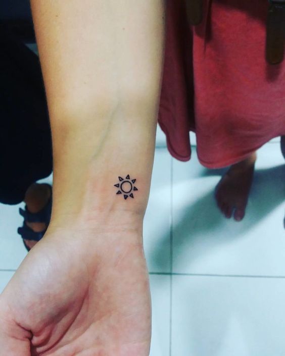 tattoo mặt trời mini đơn giản