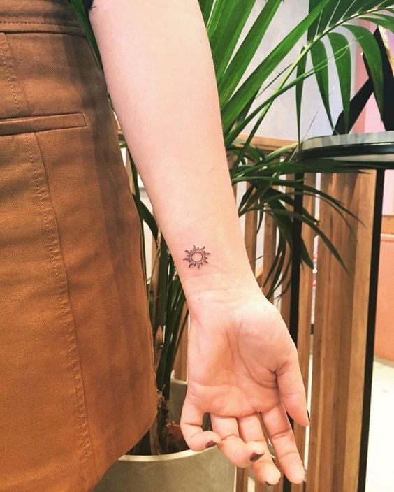 tattoo mặt trời ở cổ tay cho nữ