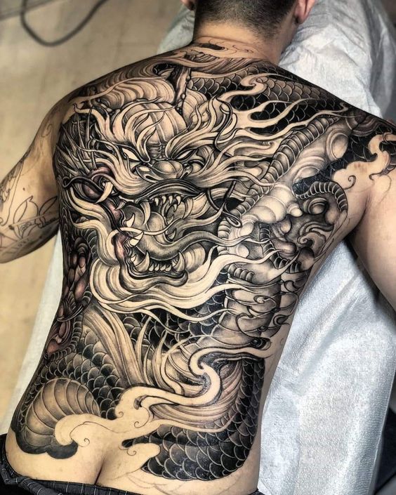 tattoo mẫu rồng trên lưng chân thực sắc nét