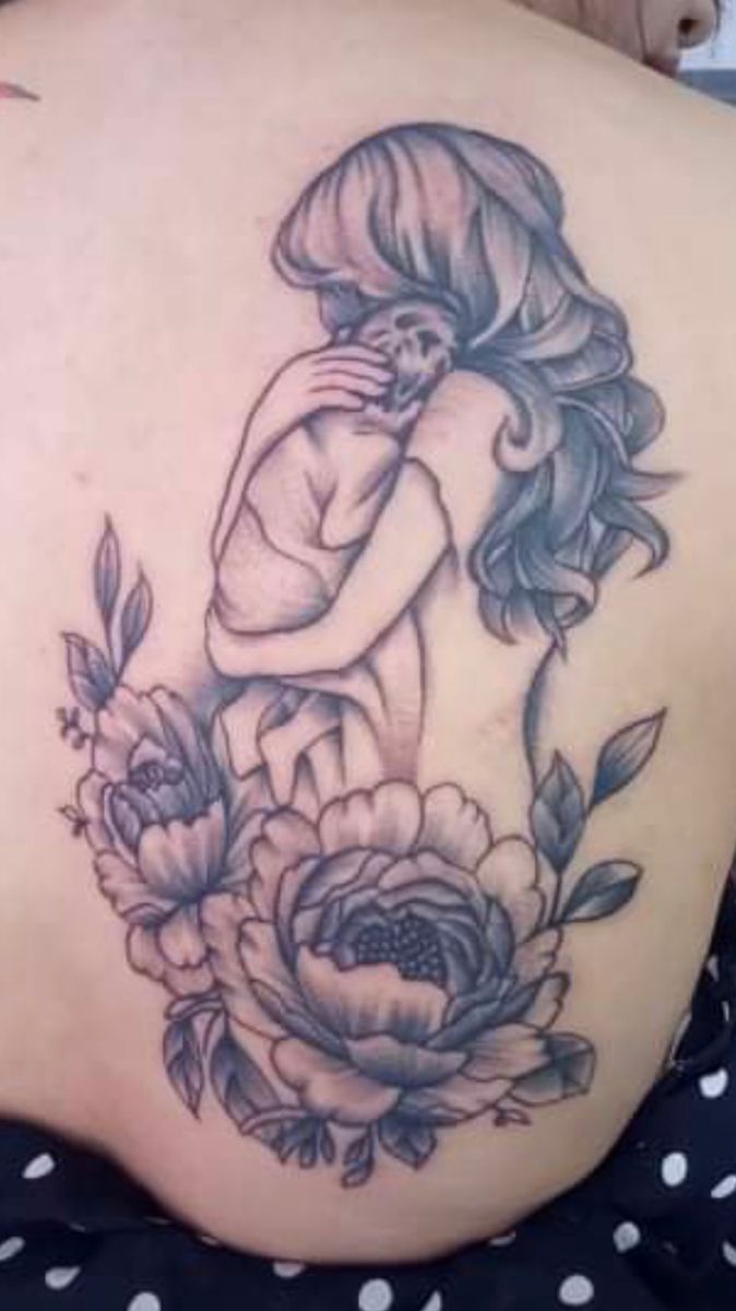 tattoo mẹ bế con và hoa mẫu đơn