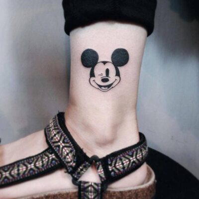 tattoo mickey ở cổ chân