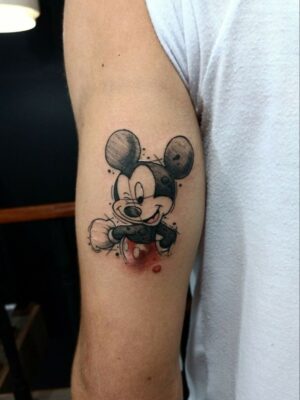 tattoo mickey tinh nghịch