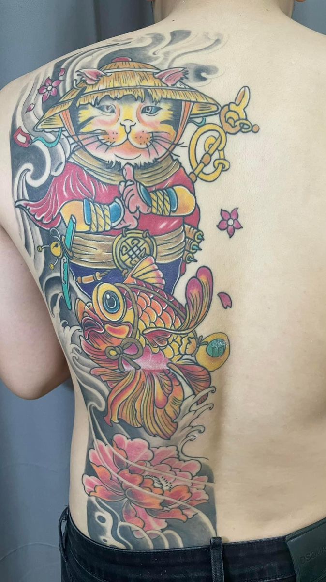 tattoo nửa mình mèo may mắn cho những ai thích màu sắc