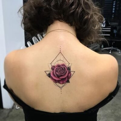 Tattoo một bông hoa hồng màu tím cho nữ