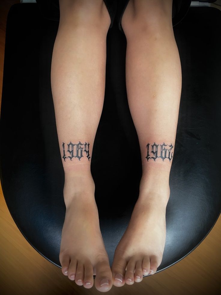 tattoo năm sinh ở 2 chân