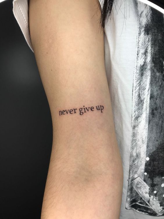 tattoo never give up ở bắp tay đẹp