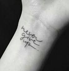 tattoo never give up ở cổ tay