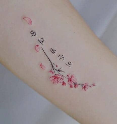 tattoo nghệ thuật chữ hàn quốc và cành hoa
