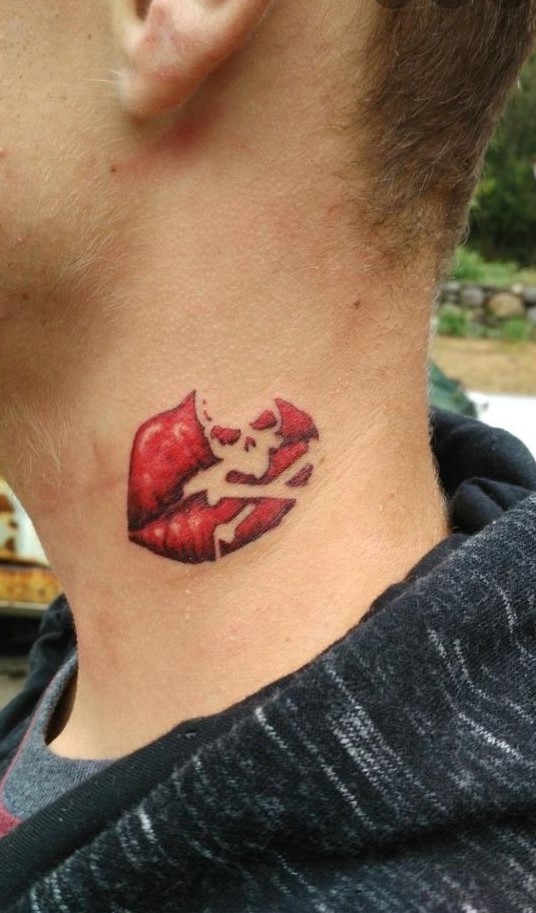 tattoo nụ hôn vỡ nát trên cổ tattoo nụ hôn vỡ nát trên cổ