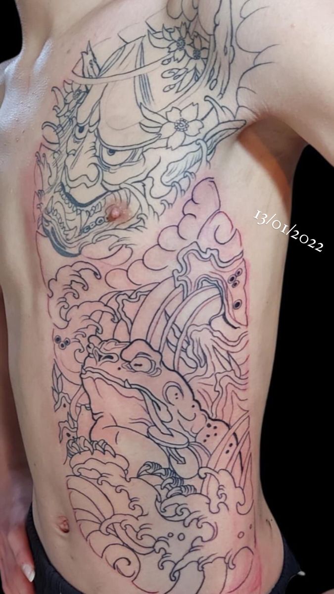 tattoo nửa mình 2 họa tiết khác nhau