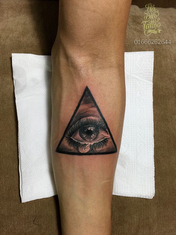 tattoo tam giác con mắt buồn
