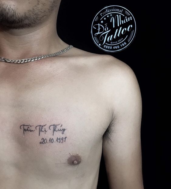 tattoo tên và ngày sinh ý nghĩa trước ngực