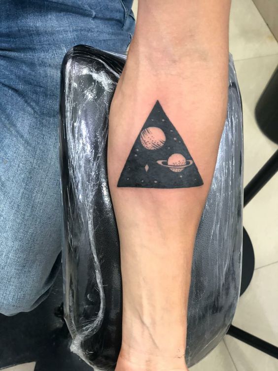 thiết kế xăm hình tam giác vũ trụ
