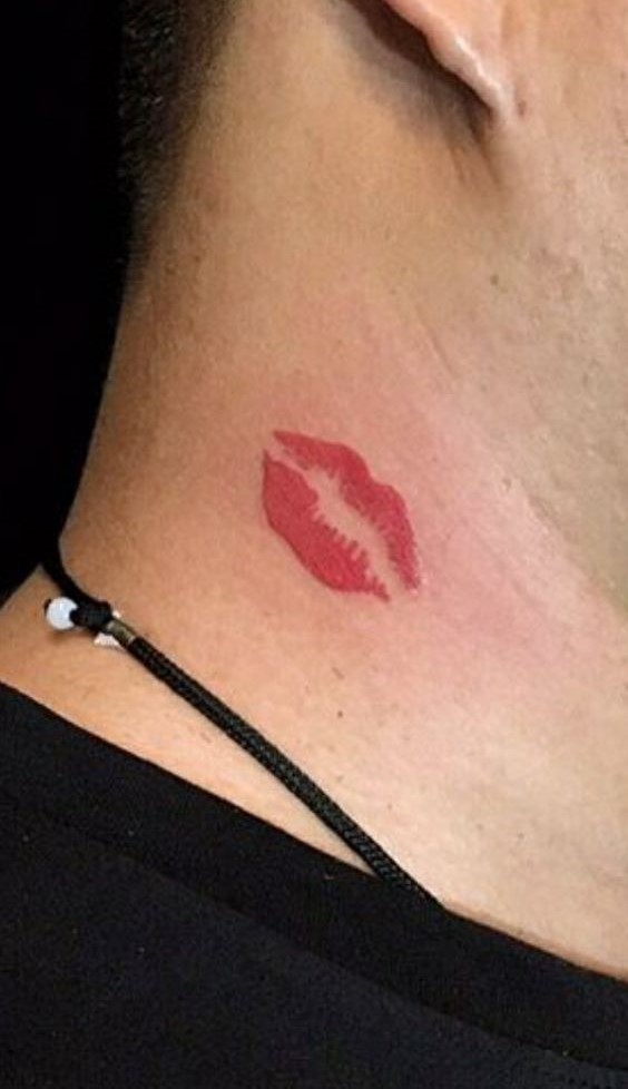 thu hút ánh nhìn với mẫu tattoo nụ hôn trên cổ thu hút ánh nhìn với mẫu tattoo nụ hôn trên cổ