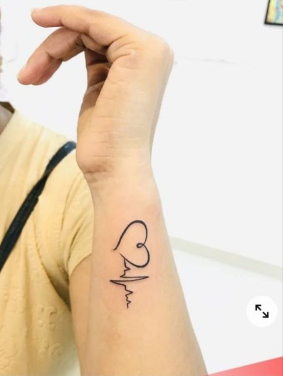 thu hút với kiểu xăm nhịp tim trên tay