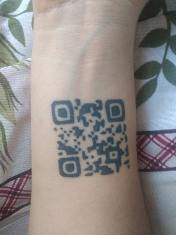 thu hút với mẫu tattoo mã qr trên cổ tay