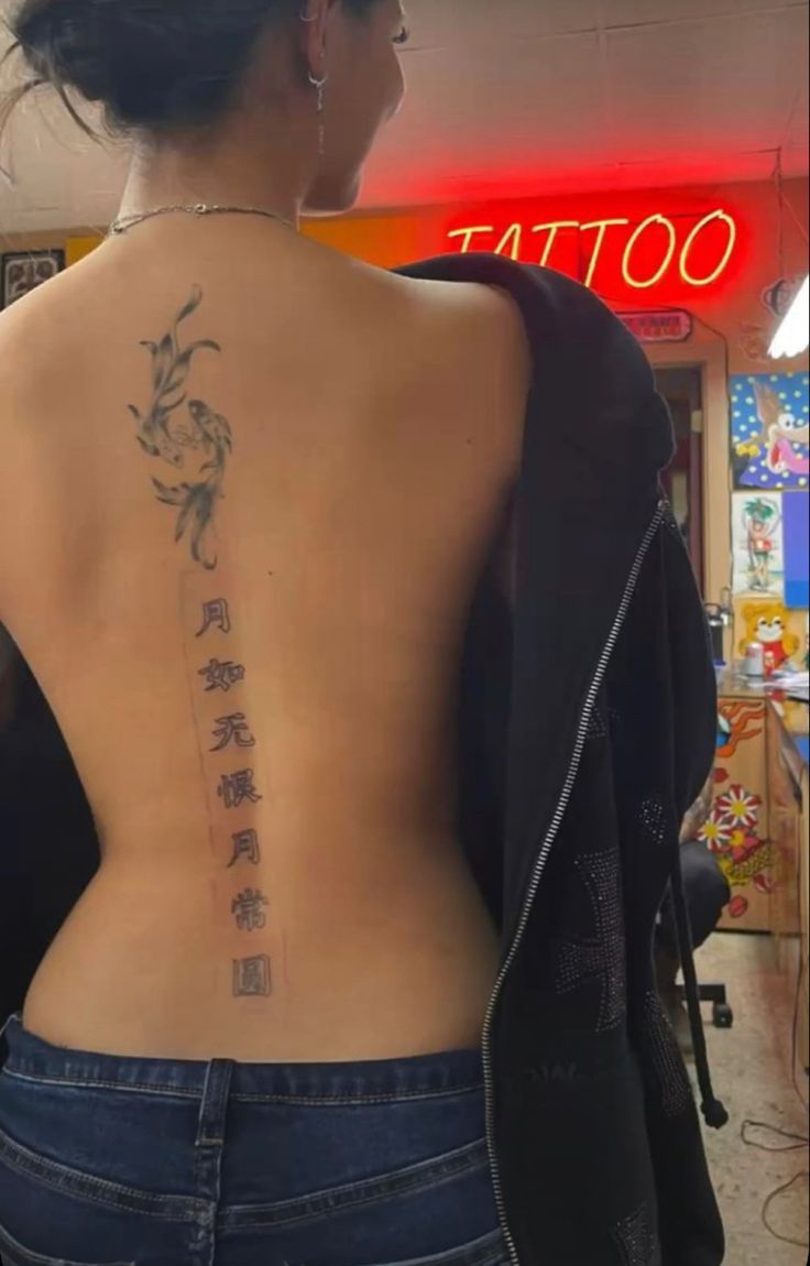 tự tin với kiểu tattoo chữ trên lưng