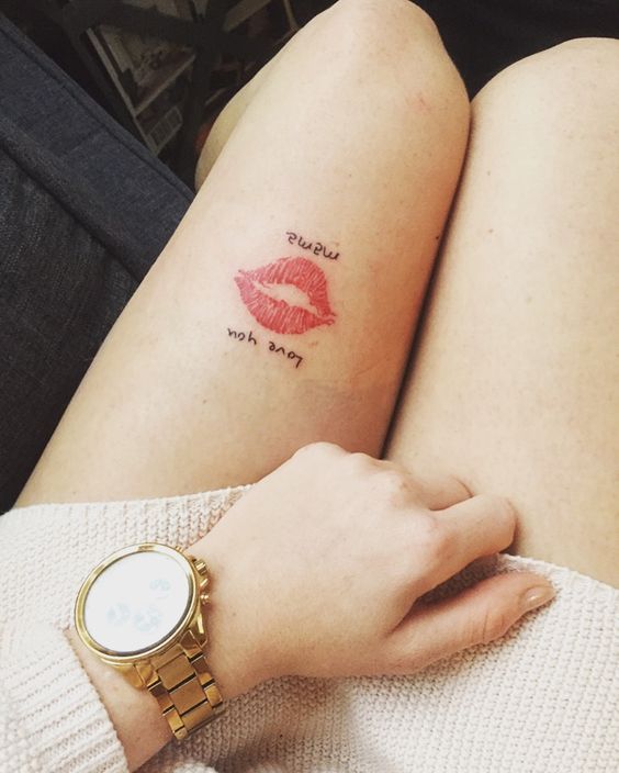 vẻ đẹp quyến rũ từ mẫu tattoo nụ hôn trên đùi vẻ đẹp quyến rũ từ mẫu tattoo nụ hôn trên đùi
