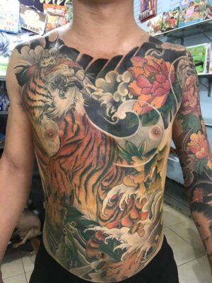 xăm bít người trước với thiết kế ấn tượng