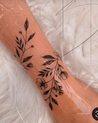 Xăm hình lá cây ở cổ tay đầy sáng tạo