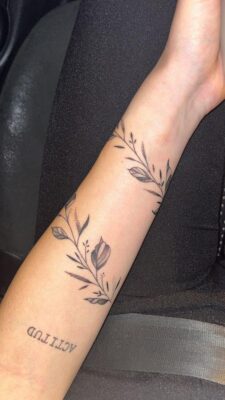 Xăm hình lá cây quanh cổ tay cực đẹp